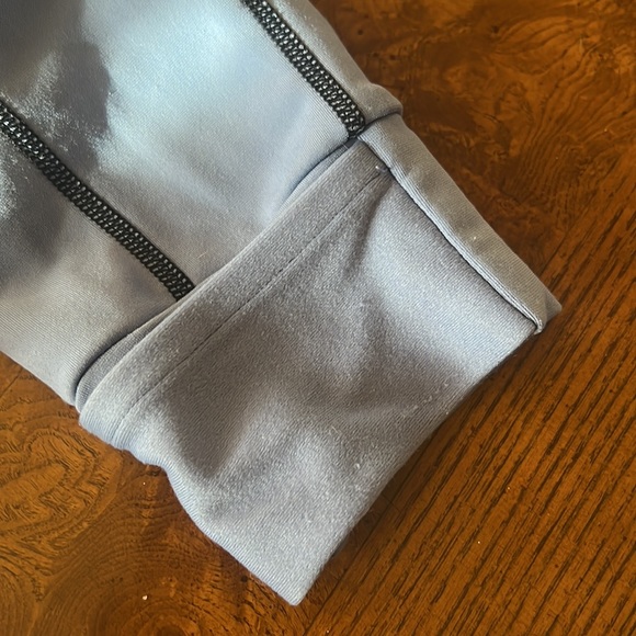 Athleta woman’s sweatshirt / work out top, size L with enclosed hand warmer! - Picture 5 of 6